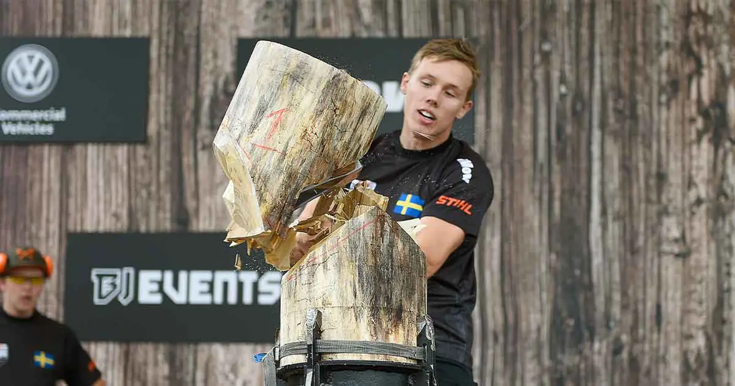 Ferry Svan chopping up a wooden log